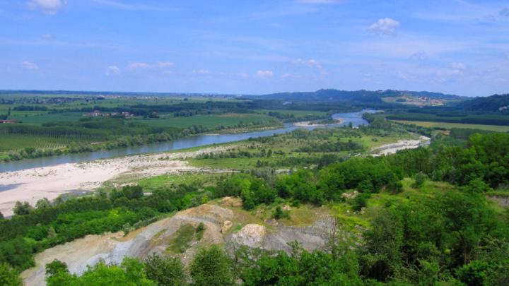 Il corso del fiume Po dalla Rocca di Verrua Savoia e le colline sullo sfondo 