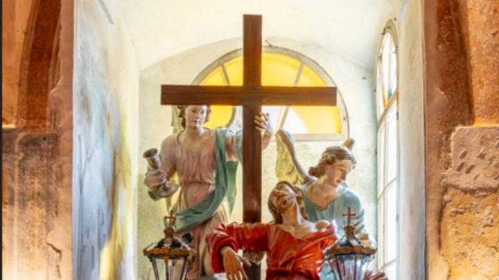 Immagine dal sito https://visitvalsesiavercelli.it Particolare di una macchina processionale barocca con Cristo nell'Orto degli Ulivi e due Angeli che gli presentano la Croce