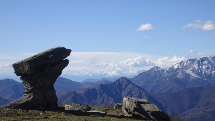 Roc del Gal, Valli di Lanzo: massi con paesaggio di montagna