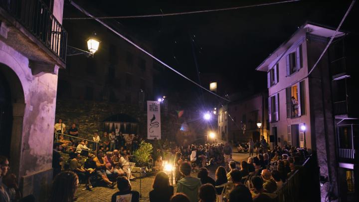 Foto di evento dell'edizione 2025 dal sito www.redibiss.it Spettacolo in una piazza con illuminazione notturna e numeroso pubblico