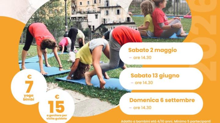 Locandina dell'evento, particolare Grafica con informazioni, foto circolari con bambini e adulti che fanno yoga all'aperto