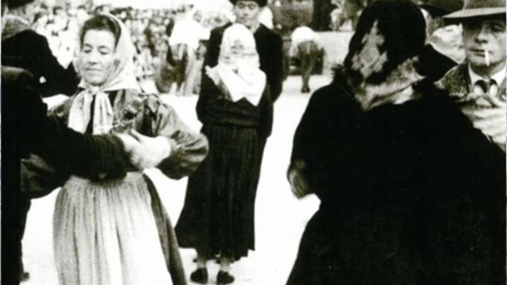 Foto d'epoca con coppie in costume popolare che ballano