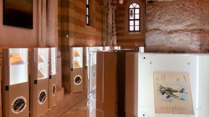 Foto dell'allestimento della  mostra in una chiesa, con libri in vetrine  illuminate