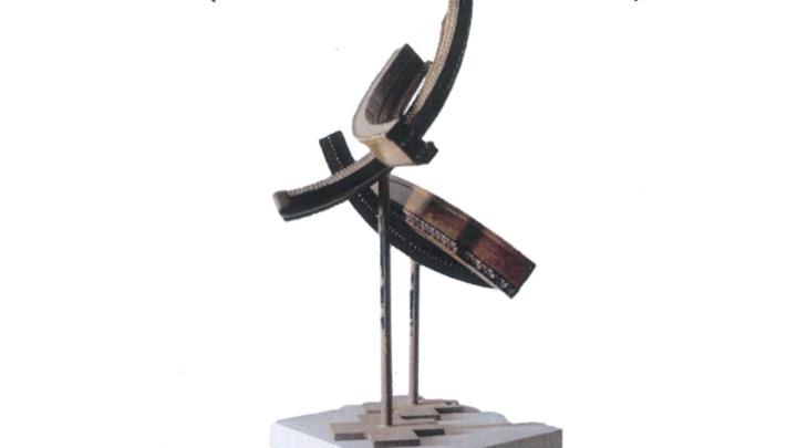 Paticolare della locandina di invito alla mostra con foto di scultura di Enrica Pedretti Particolare di scultura astratta in metallo