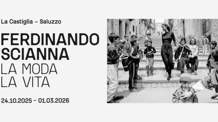 Testo e foto in bianco e nero con una giovane donna elegante su una scalinata tra ragazzi del Sud Italia