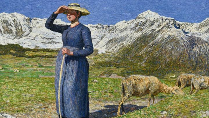 Paesaggio di Giovanni Segantini rappresentante un pascolo alpino assolato con una donna e tre pecore, sullo sfondo le cime delle montagne innevate 