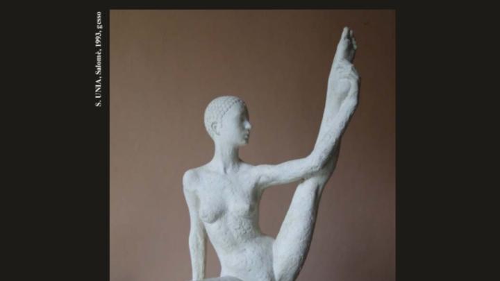 Particolare di scultura di gesso con figura di giovane donna nuda seduta con una gamba sollevata in posizione acrobatica