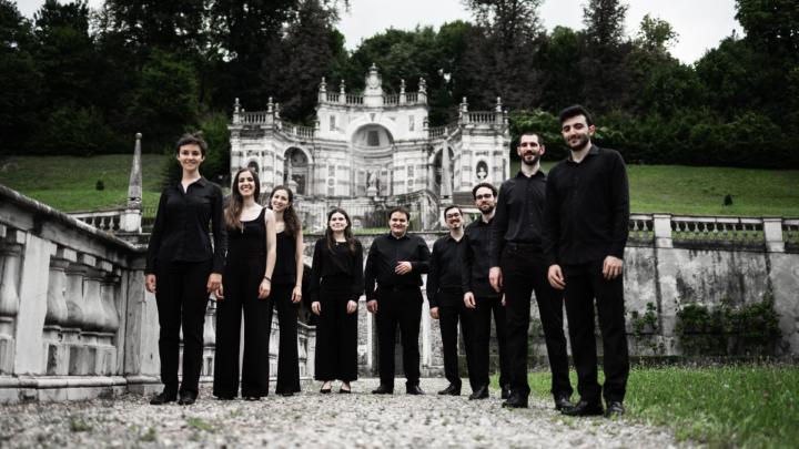 Gruppo di musicisti nel parco di Villa della Regina a Torino 