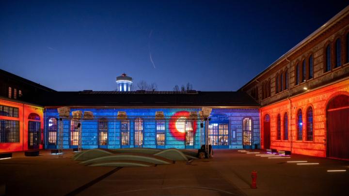 Cortile delle Officine grandi Riparazioni a Torino con illuminazione notturna