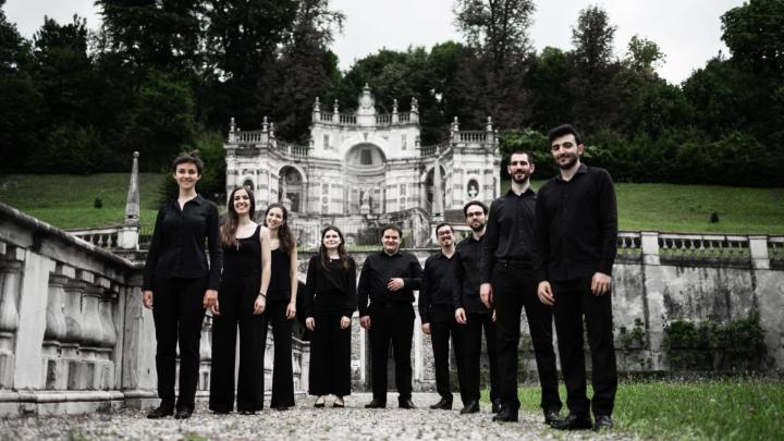 Gruppo di musicisti nel parco di Villa della Regina a Torino