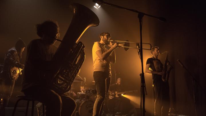 Gruppo di musicisti jazz che suonano ottoni durante un concerto