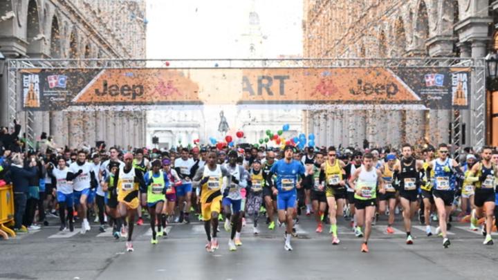 Corsa della maratona a Torino in Via Roma