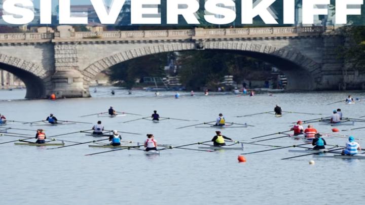 Titolo e fotografia di regata sul Po vicino a un ponte di Torino 