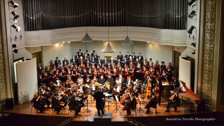 Coro e orchesta di musica classica sul palco della sala da concerto del Conservatorio di Torino 