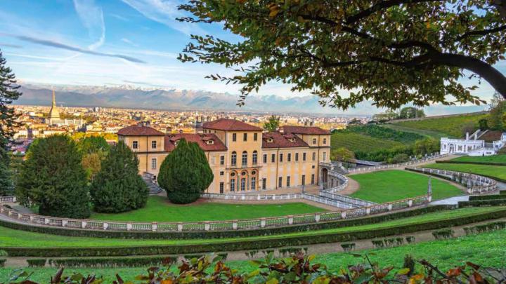 Retro di Villa della Regina a Torino con giardino fiorito e Torino con le Alpi sullo sfondo 