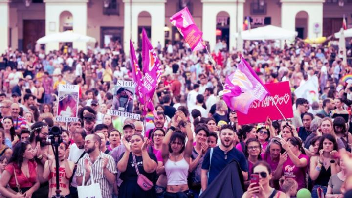 Immagine dal sito https://www.torinopride.it/ Fotografia di manifestazione per il Pride a Torino in Piazza Vittorio