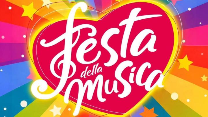 Titolo in corsivo entro cuore stilizzato tra raggi
