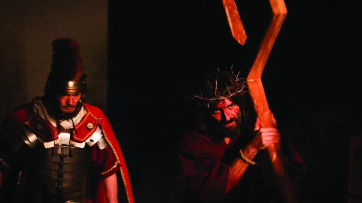 Foto a colori di sacra rappresentazione:  Cristo che porta la Croce e centurione romano