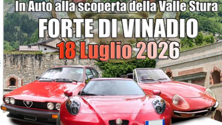 Partciolare della locandina del Raduno Alfa Romeo in Valle Stura 2026 Titolo e tre automobili Alfa Romeo rosse con sullo sfondo antiche fortificazioni