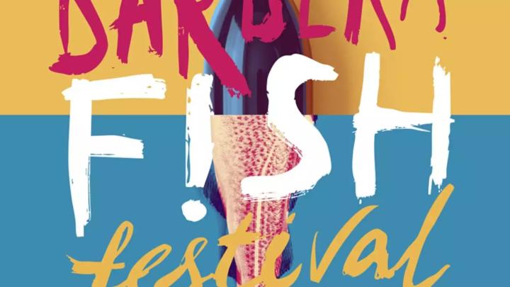Titolo dipinto su fotografia digitale che unisce una bottiglia di vino e un pesce