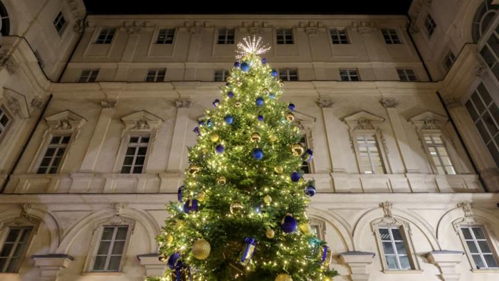 Albero di Natale illuminato nel cortile del Palazzo Civico di Torino 