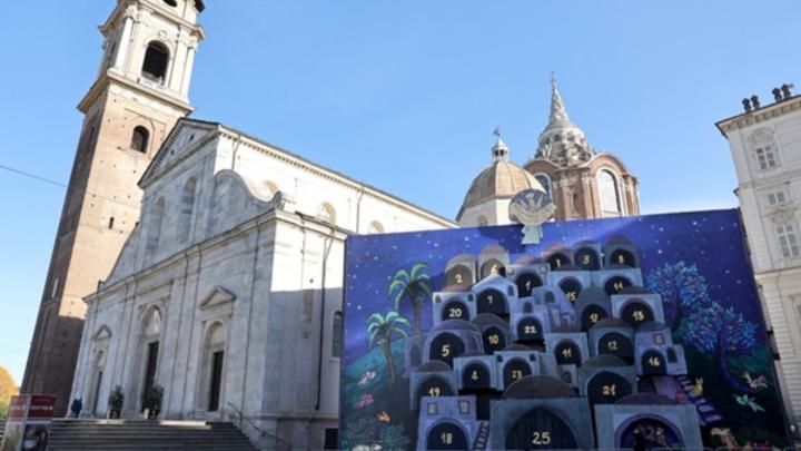 Esterno del Duomo di Torino con a fianco il Calendario dell'Avvento 