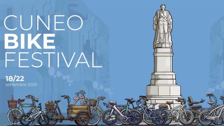 Illustrazione col monumento di Piazza Galimberti a Cuneo e in basso molte biciclette