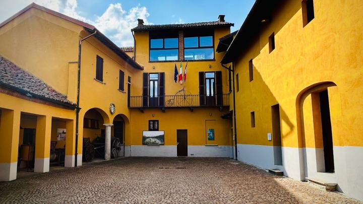 Cortile di Villa Marzoni, foto dal sito del Comune di Torncao Cortile di casa d'epoca restaurato e tinteggiato di giallo