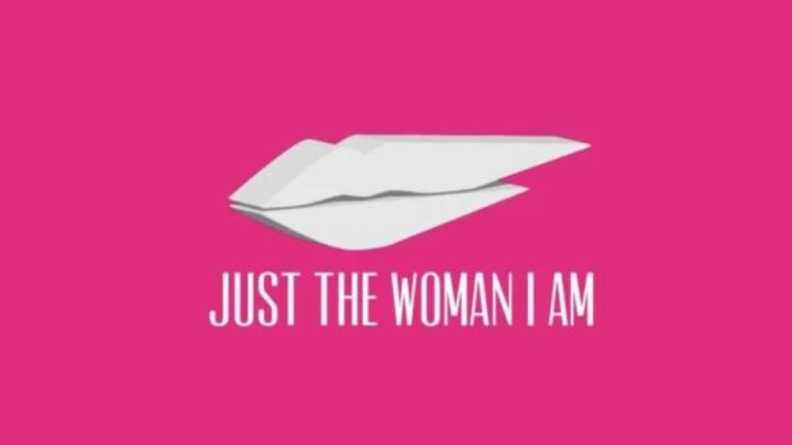 Logo  Just the woman I am con labbra stilizzate in bianco su fondo fucsia