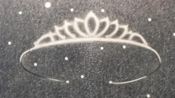 Disegno a grafite con immagine di diadema bianco su fondo grigio con piccole stelle