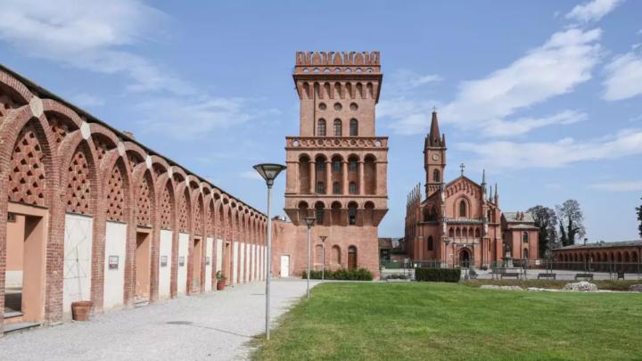 Piazza con porticato, torre e chiesa neogotica a Pollenzo